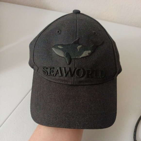 Men's SeaWorld Embroidered Black & Gray Big Spellout Hat - Picture 1 of 5